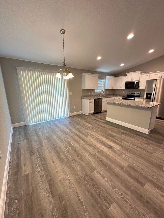 Building Photo - Silver Springs Shores
