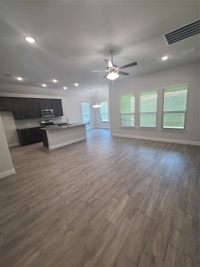 Building Photo - 525 Hillcrest Cir