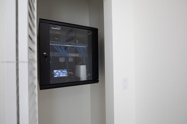 Building Photo - 5641 SW 67th Ave