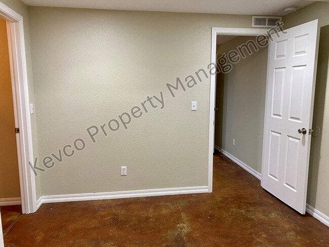 Building Photo - 1637 Westbridge Dr