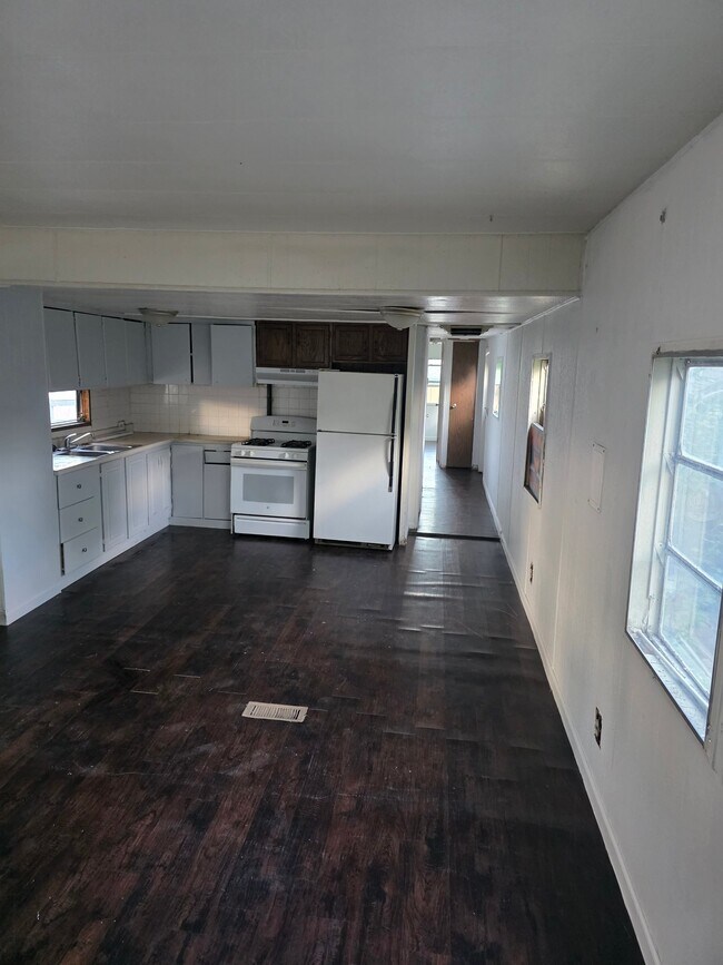 Building Photo - 10 9th Ave
