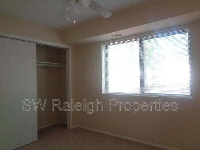 Building Photo - 1204 Schaub Dr