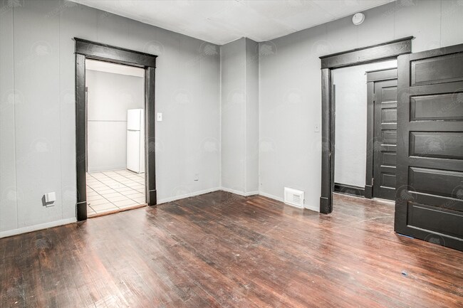 Building Photo - 3706 E 7 St