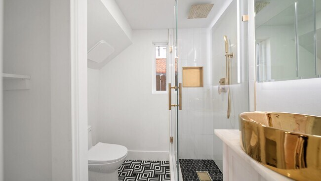 Building Photo - One of a Kind Luxury Home Close to Downtow...