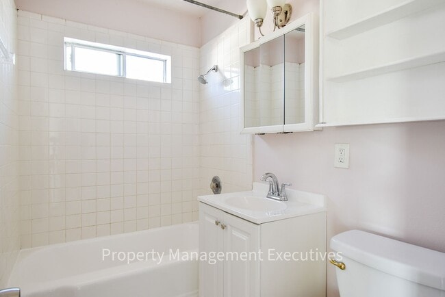 Building Photo - 2 Bedroom, 1 Bath Duplex Unit near Beach