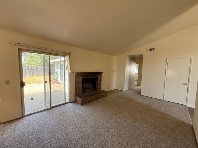 Building Photo - Spacious 4bed 2bath home in the Rio Linda/...