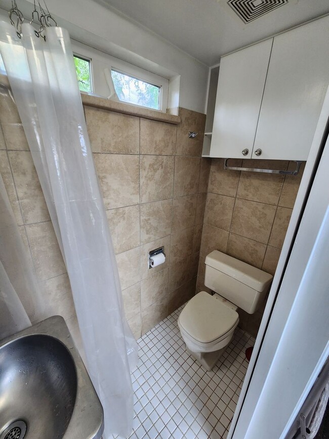 Building Photo - Tiny Home near U-Med