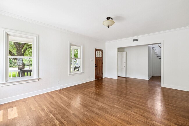 Building Photo - CHARMING 3-BEDROOM IN THE HEART OF ALAMO HEIGHTS