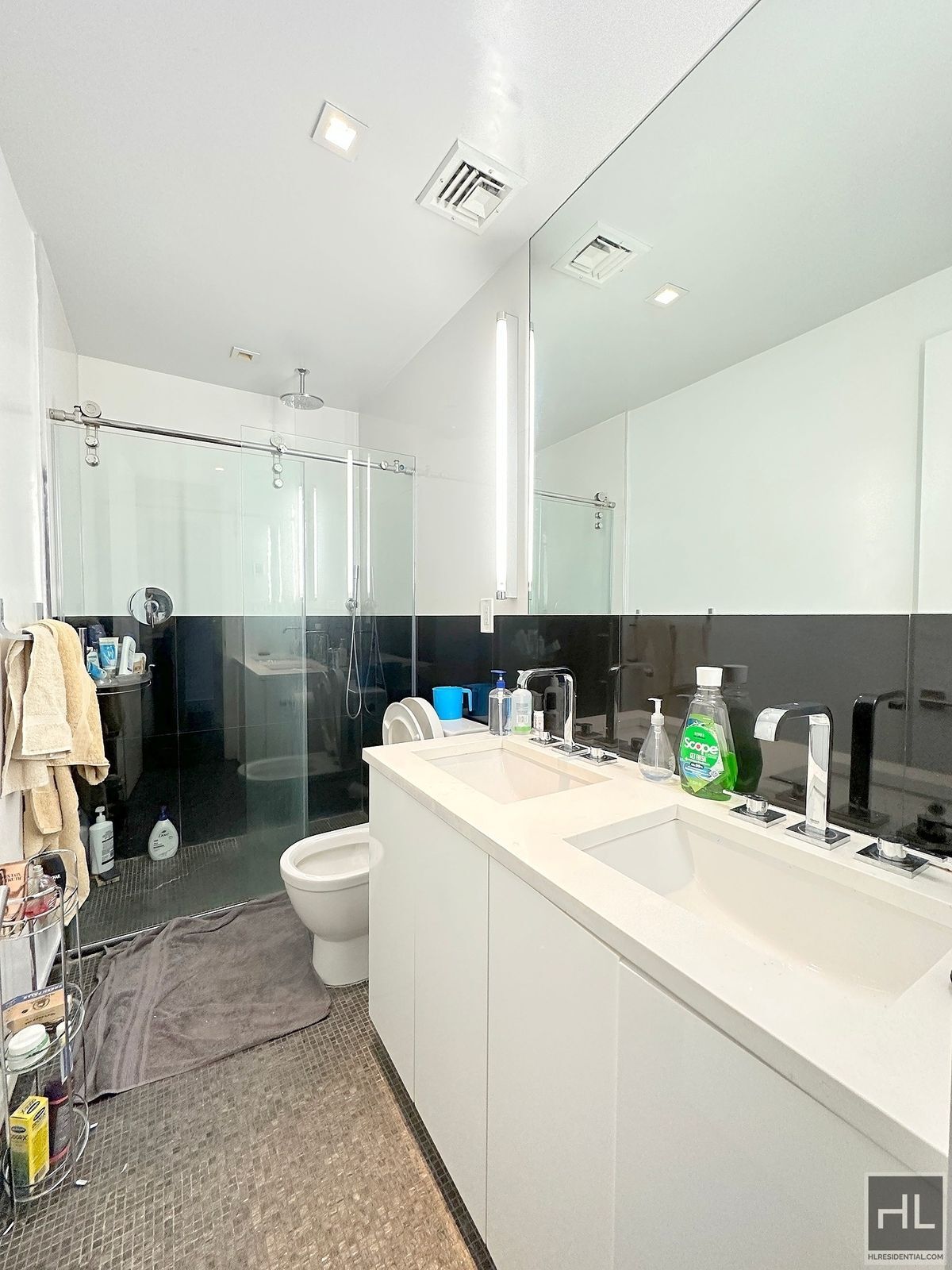 Building Photo - 1 bedroom 1 bathroom KING SIZE with washer and dryer.