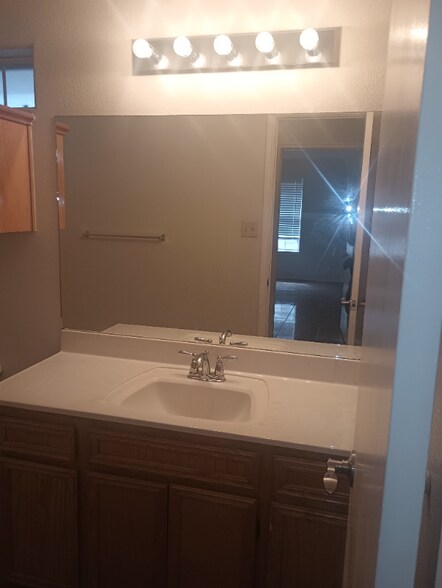 Building Photo - 915 Lexington Cir