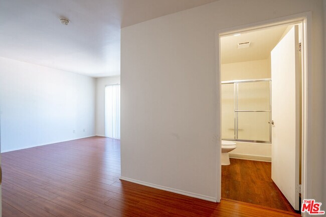 Building Photo - 820 S St Andrews Pl