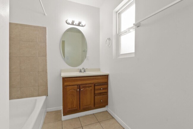 Building Photo - Refreshed 1 Bed 1 Bath Apartment with Parking
