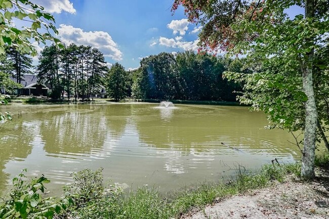 Building Photo - 100 Little Pond Dr