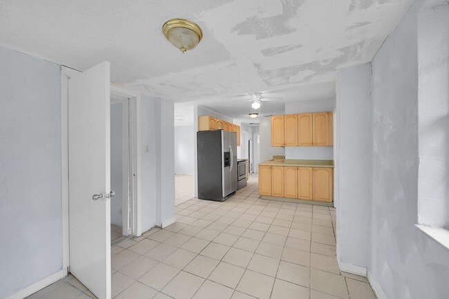 Building Photo - 1645 W 31st St