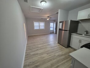 Building Photo - Newly Renovated 1-Bedroom Apartment ( 60 +)Available