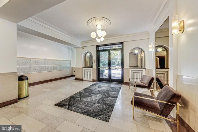 Building Photo - 1010 25th St NW