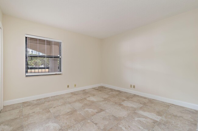 Building Photo - 356 Golfview Rd
