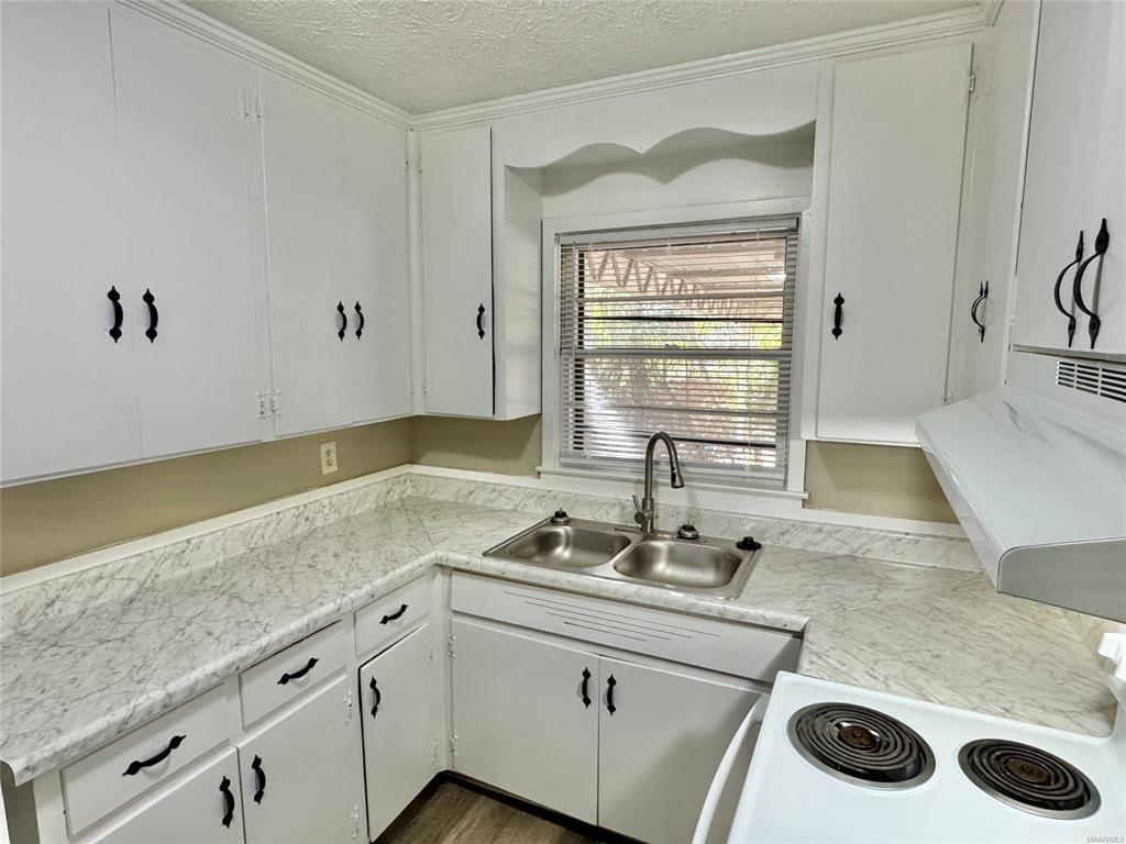 Building Photo - 875 Karen Rd