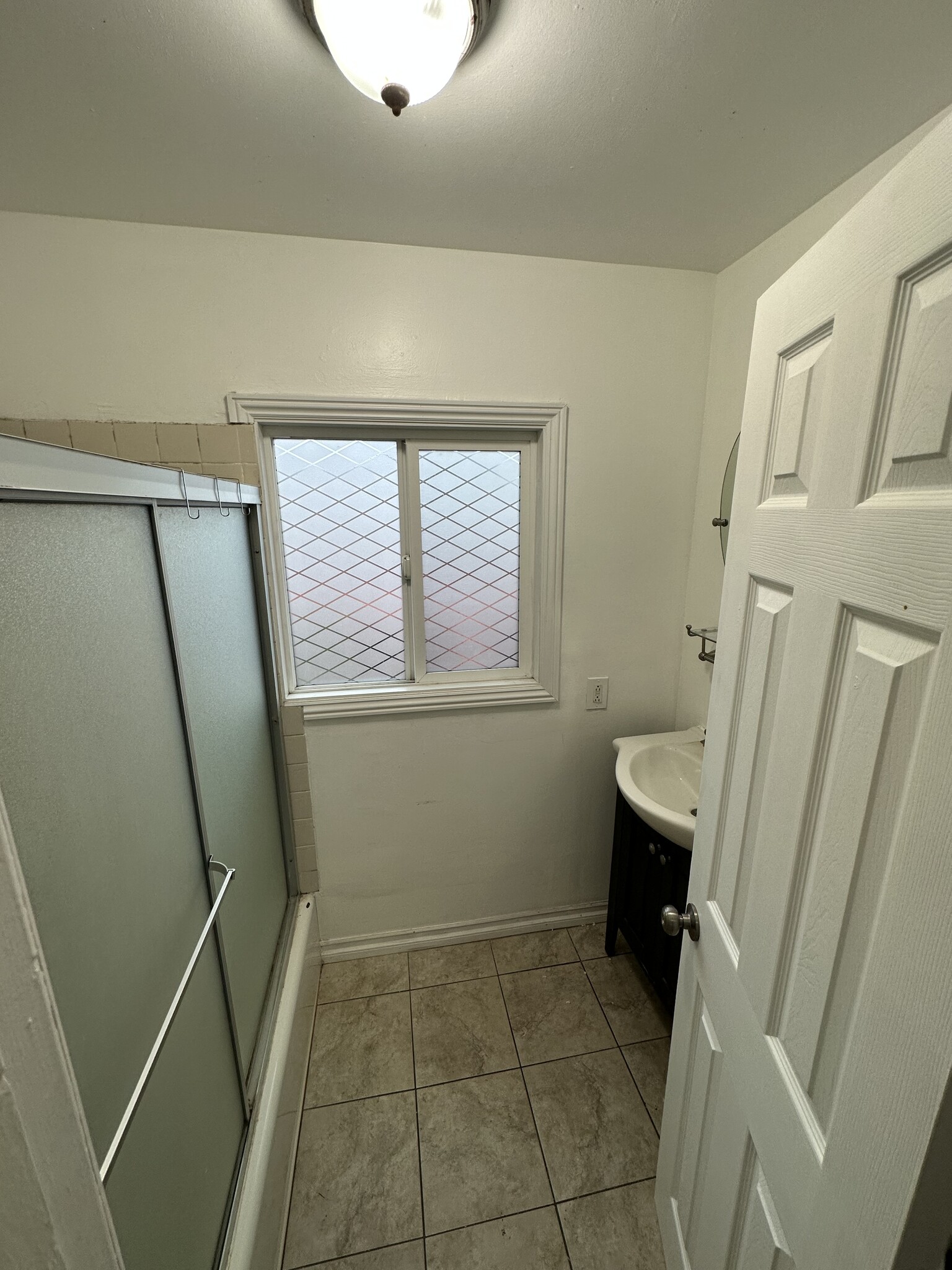 Full size bathroom - 3447 Caspian Ave