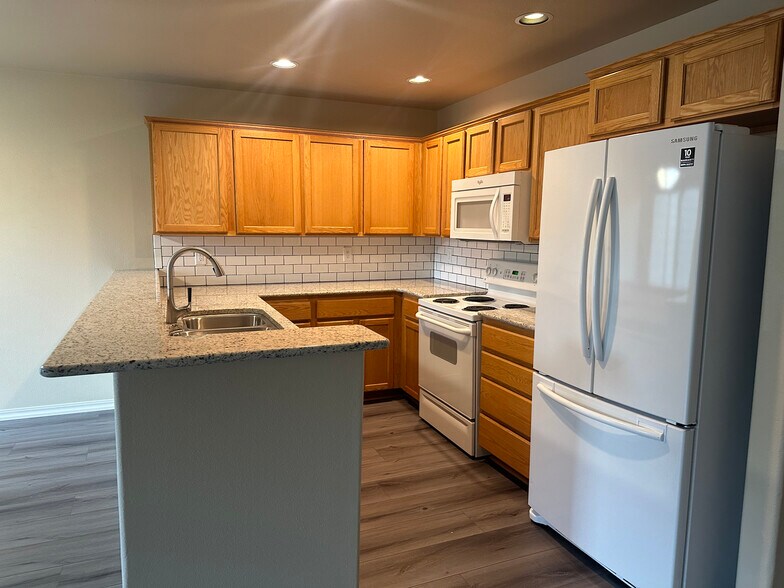 Kitchen - 20878 Nova Loop