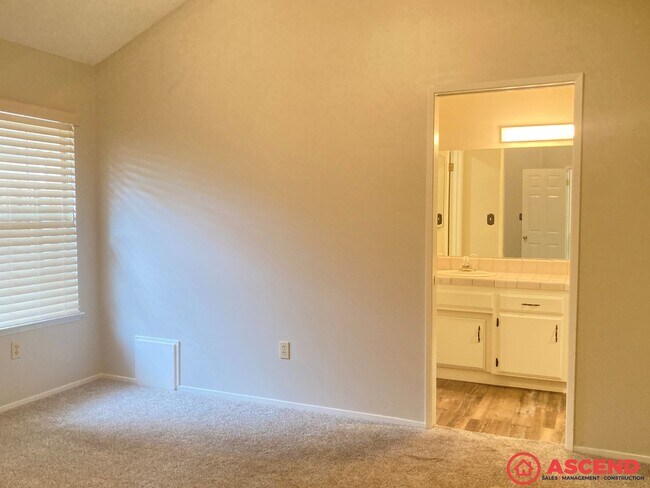 Building Photo - Spacious 3BD/2BA Home in Bakersfield's Desirable 93312