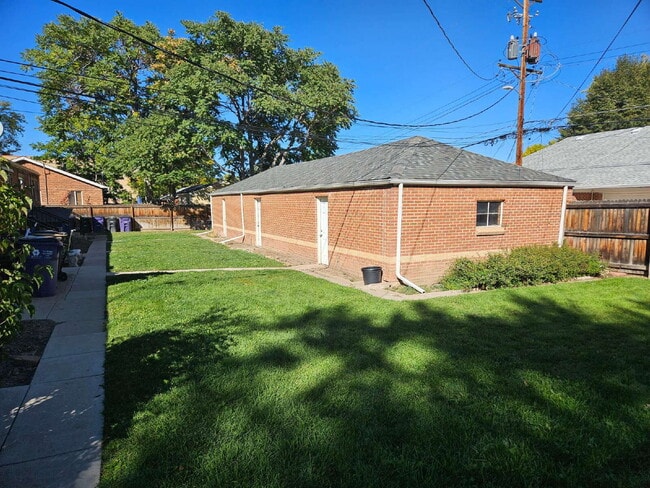 Building Photo - 1 Bed 1 Bath Mayfair Apartment With Garage in Denver! Available Now!