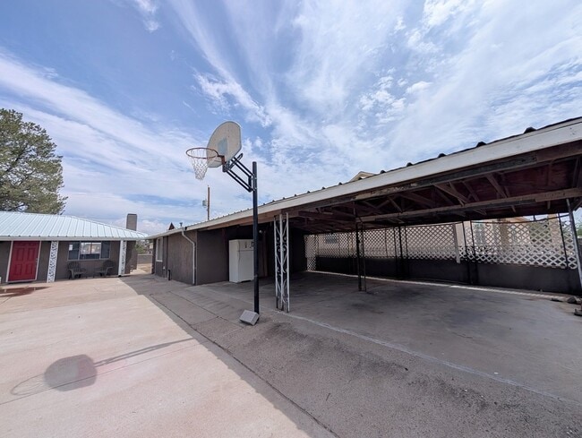 Building Photo - 1108 W San Antonio St