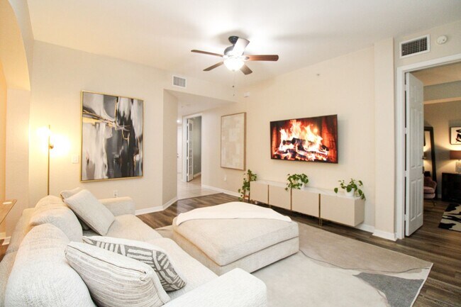Building Photo - MARIPOSA ** SEASONAL (90 DAY MINIMUM STAY)...