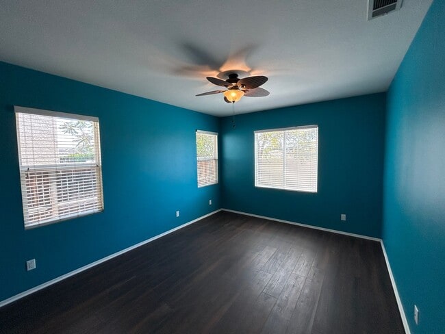Building Photo - Updated 3 Bedroom