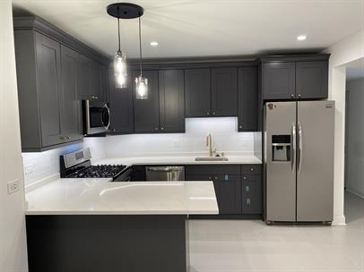 Building Photo - "Chic Urban Living: Cozy 1-Bedroom Gem in the Heart of Chicago's Vibrant Hoyne Avenue!"