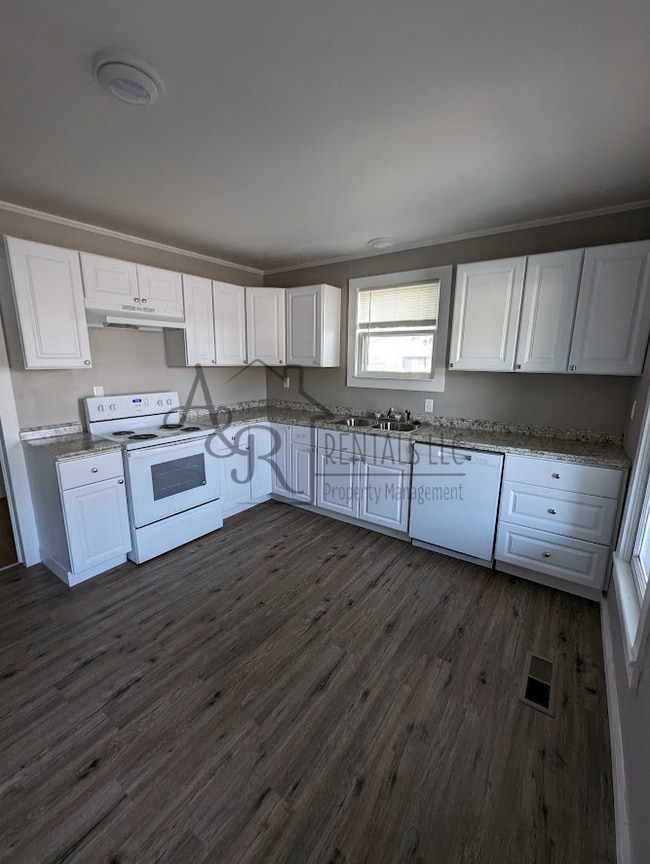 Building Photo - 711 N Elm St