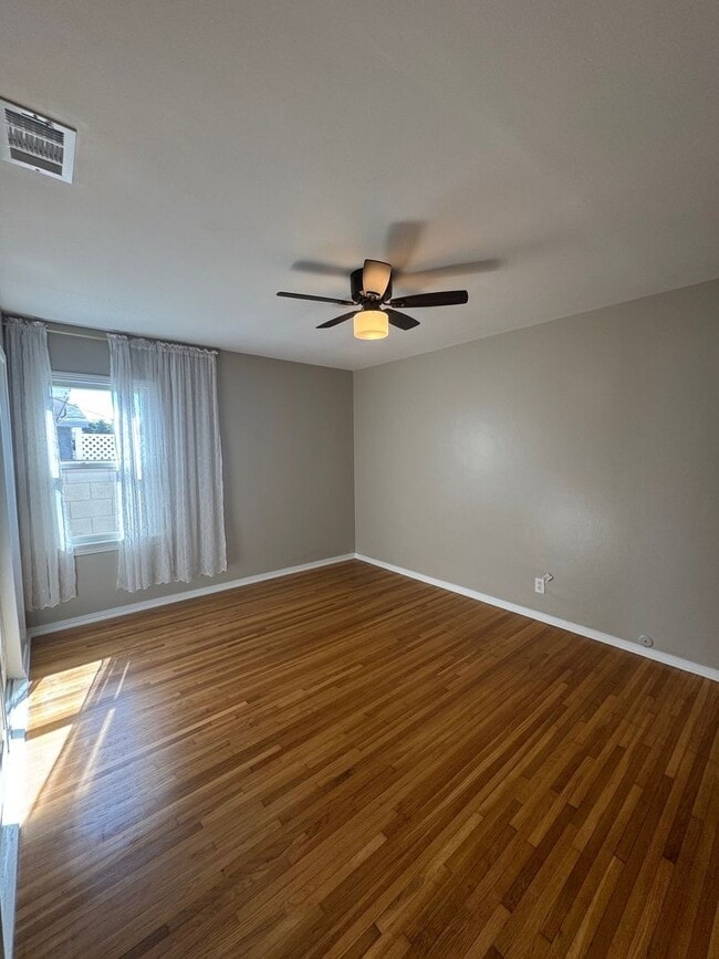 Building Photo - Large 4 bedroom 2 Bathroom for rent