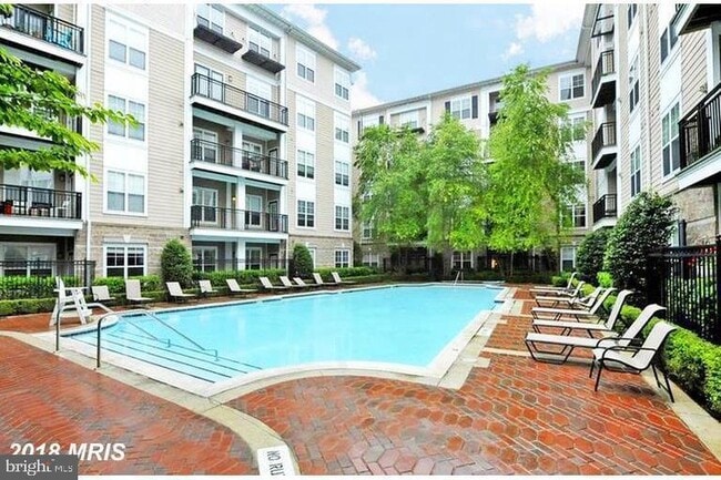 Building Photo - 501 Hungerford Dr