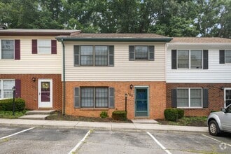 Building Photo - 3 bed/2 1/2 Bath. Pet Friendly. Easy acces...
