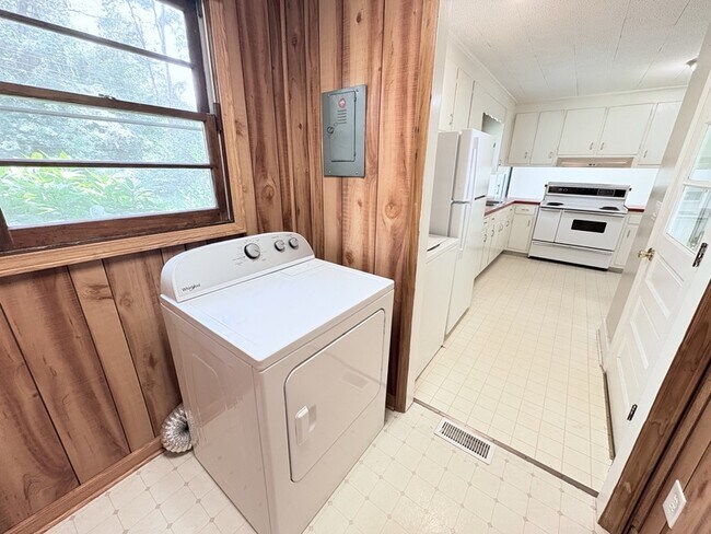 Building Photo - 103 Clarendon Dr