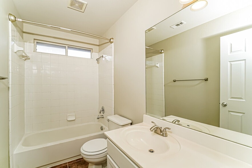 Building Photo - 552 Foxford Run Dr