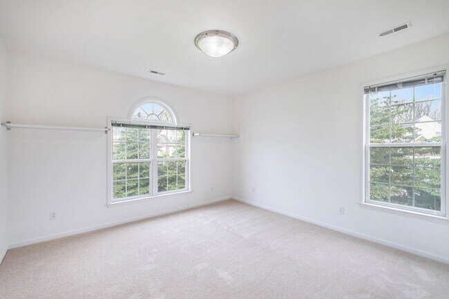 Building Photo - 2925 N Knightsbridge Cir