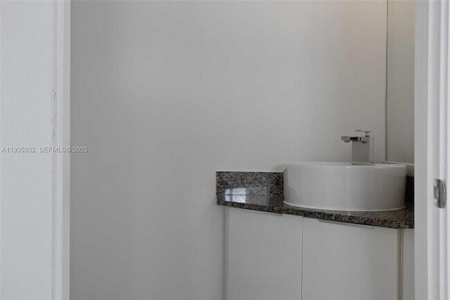 Building Photo - 7004 NE 5th Ave