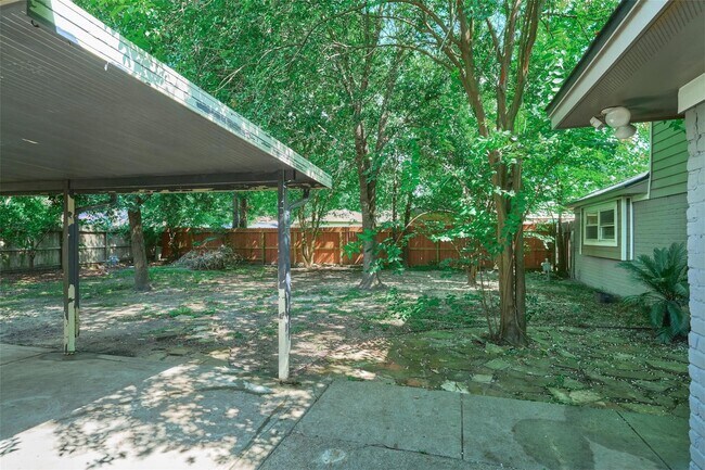 Building Photo - 725 River Plantation Dr