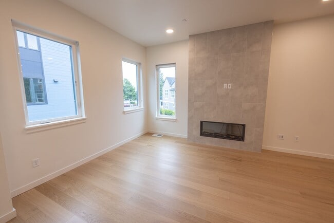 Building Photo - Riverside Townhomes - Waterfront Living in Vancouver