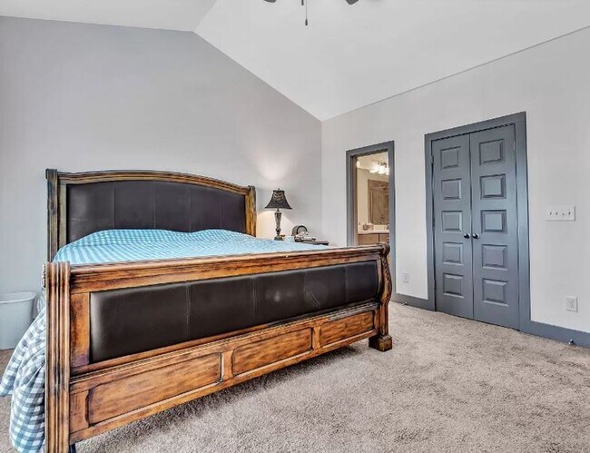 Building Photo - 3BR/3.5BA, Three story Townhome in the Nat...