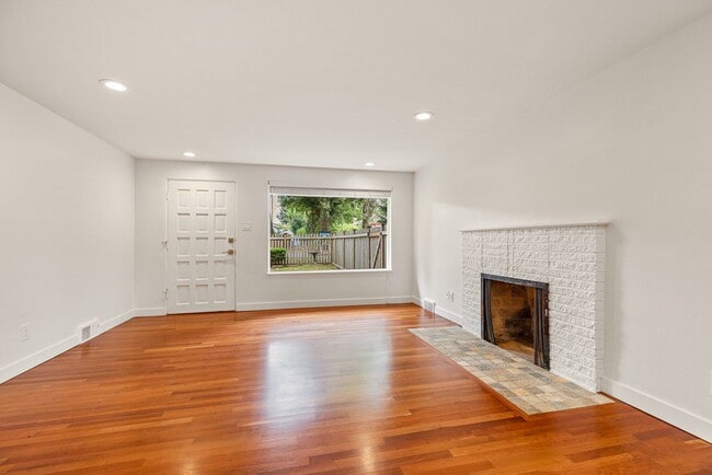 Building Photo - 3 bedroom 1.75 bath House