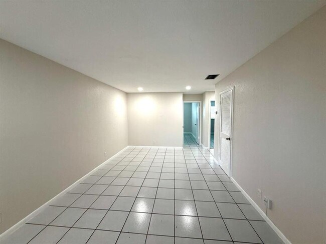 Building Photo - 511 W Kalmia Dr