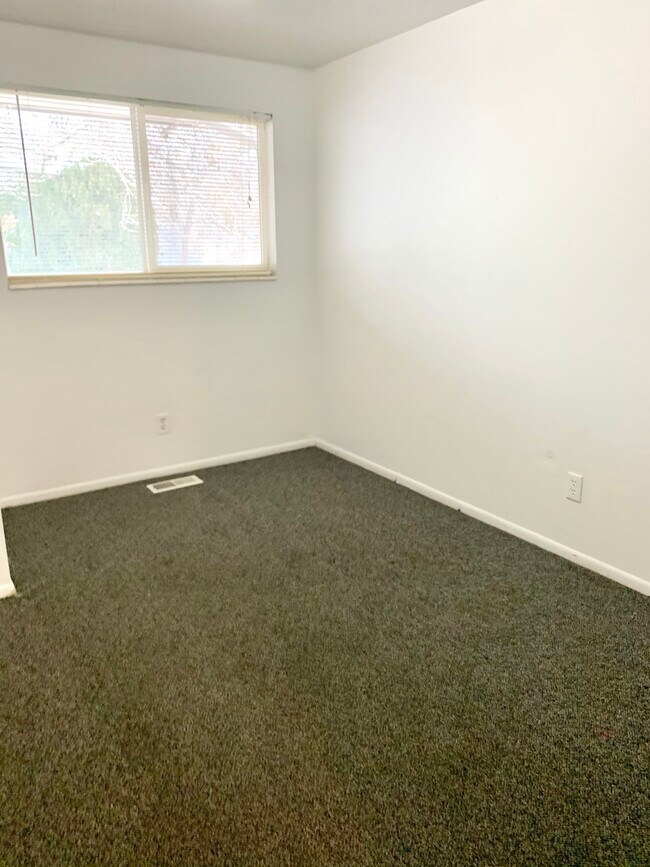 Building Photo - 218 Edith Ave S