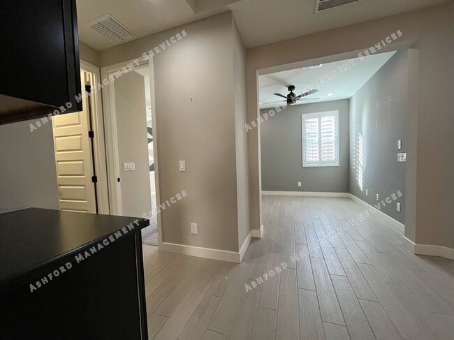Building Photo - BEAUTIFUL 3 BEDROOM 2 BATHROOM HOME IN PEORIA