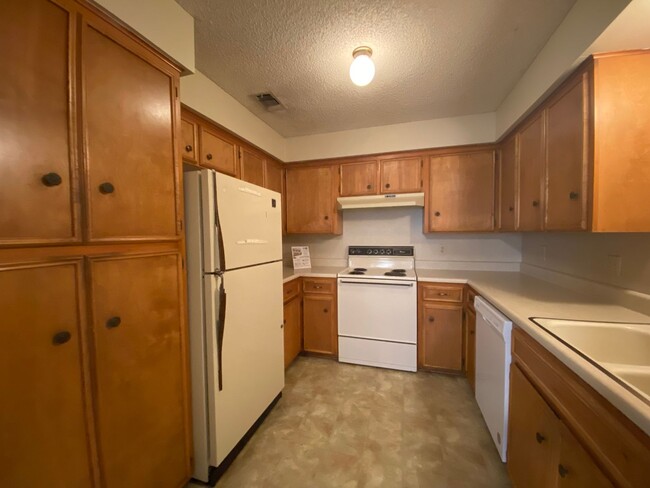 Building Photo - 2/2 Apartment on The Hill! Minutes from La...