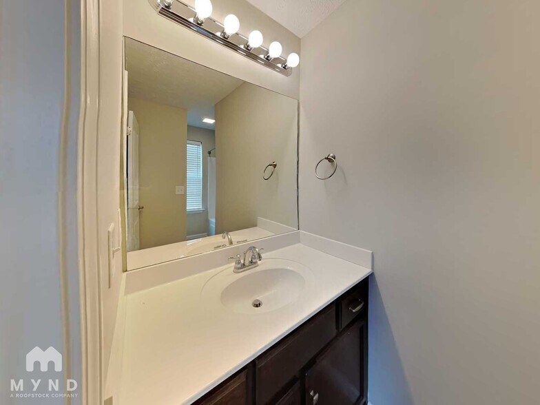 Building Photo - 423 John Deere Dr