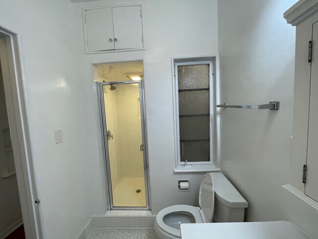 Building Photo - 106 N Edgemont St