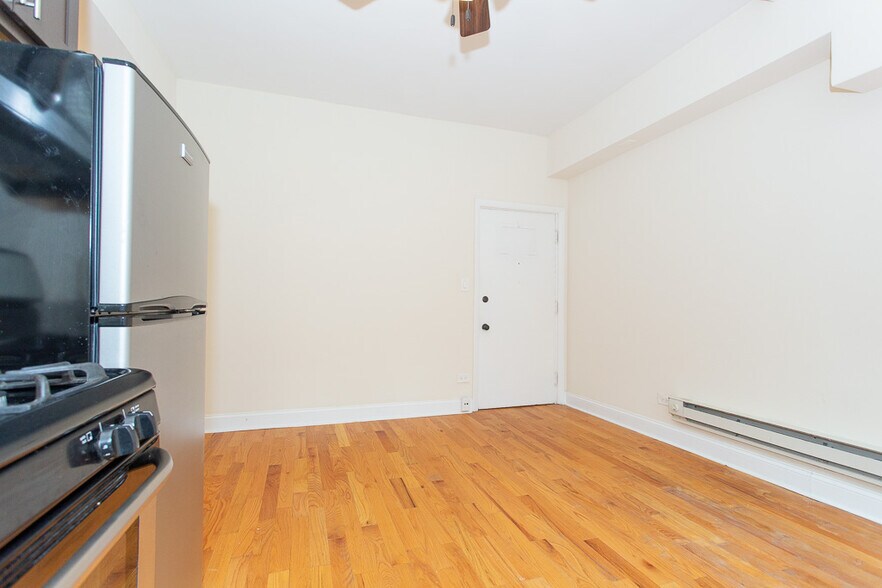 Building Photo - 4735 N Hermitage Ave
