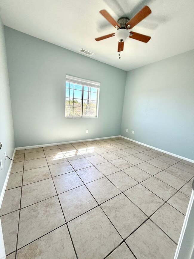 Building Photo - Beautiful 3 Bedroom 2 Bathroom Home